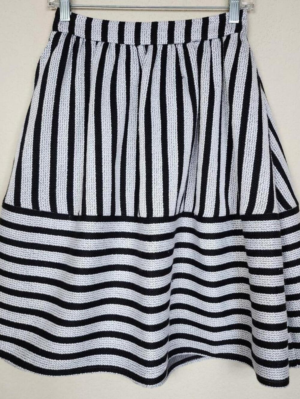 Express Size 2 Black White Striped Skirt